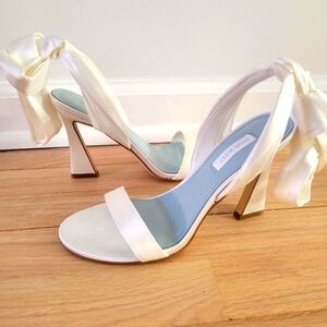 Nine West White Satin Sculptural Heels with Ankle Strap Sz 6M. NWT